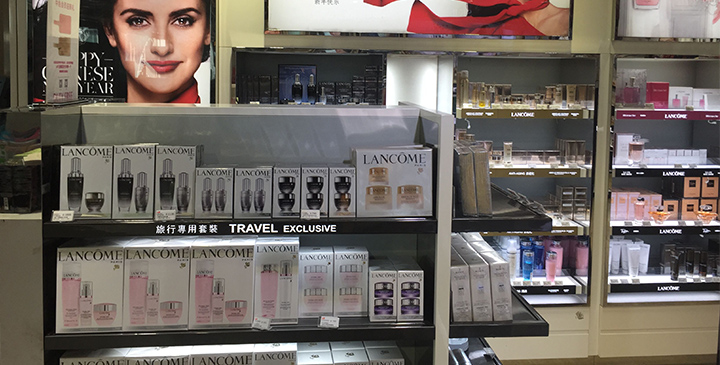 怎样预防化妆品展柜在使用后出现的掉漆或小颗粒