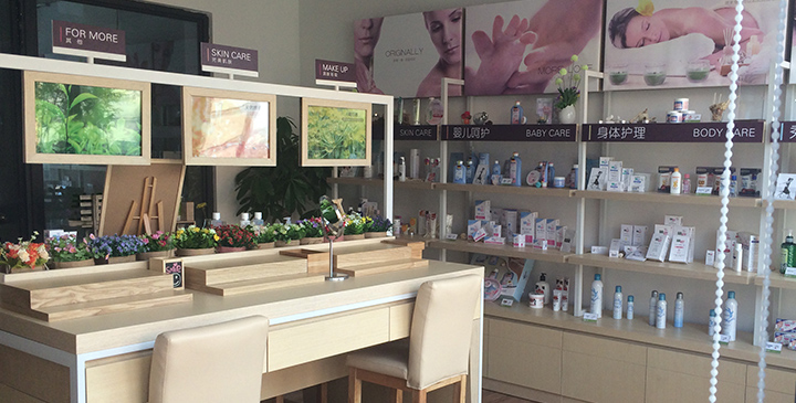 化妆品展柜在销售中的重要性
