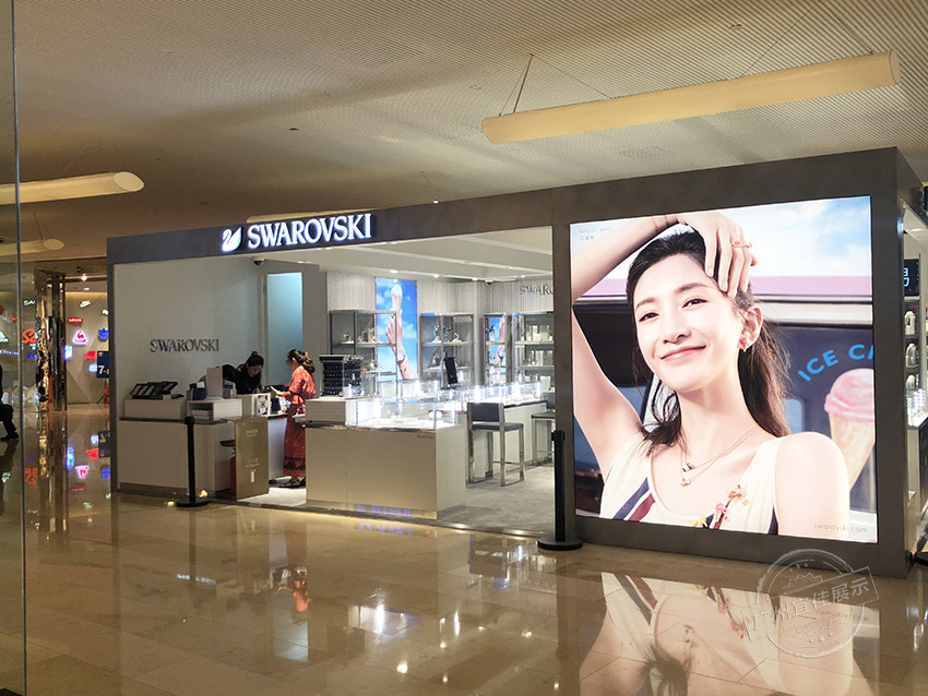 施华洛世奇珠宝展柜