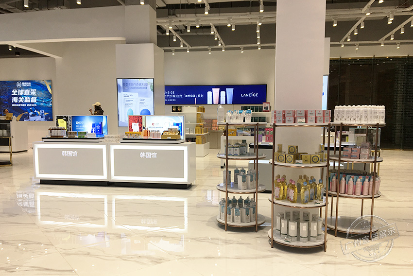 化妆品店彩妆柜台