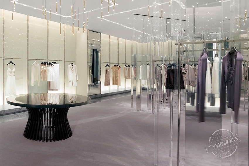 Holt-Renfrew 服装展柜 