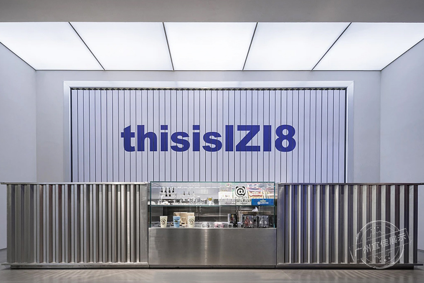 ThisisIZI8克莱因蓝 服装展柜
