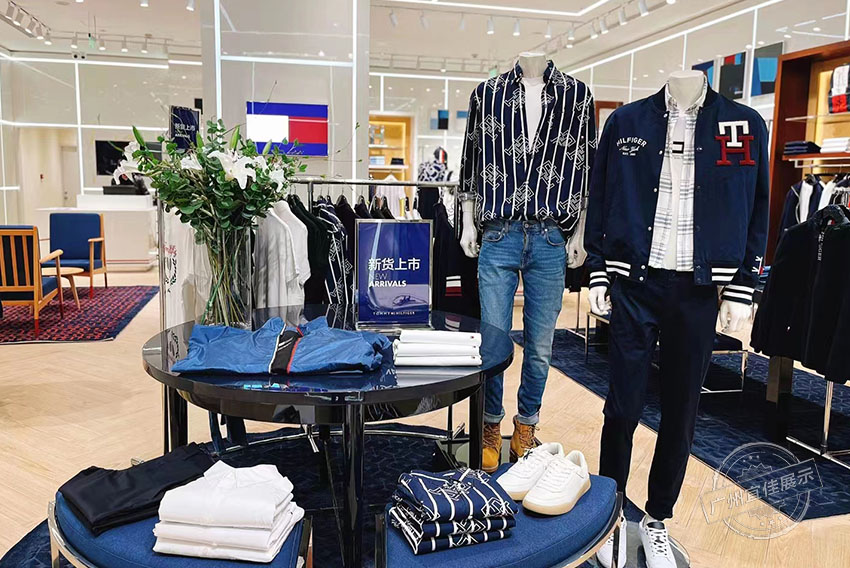 Tommy 服装展柜