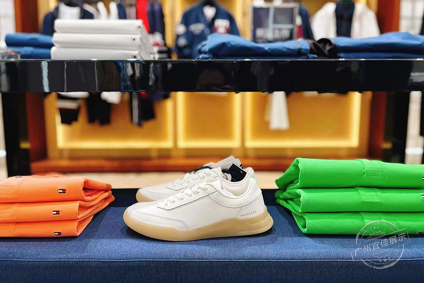 Tommy 服装展柜