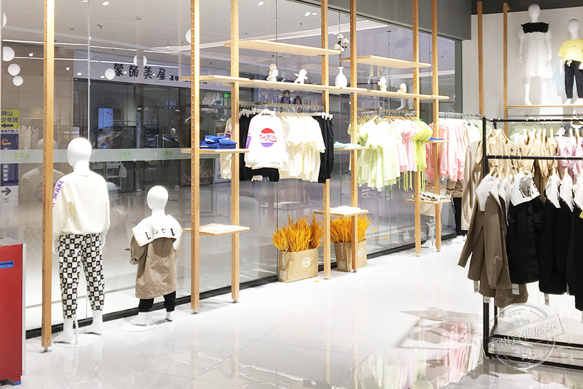 CA 服装展柜（佛山宝港奥莱专卖店）