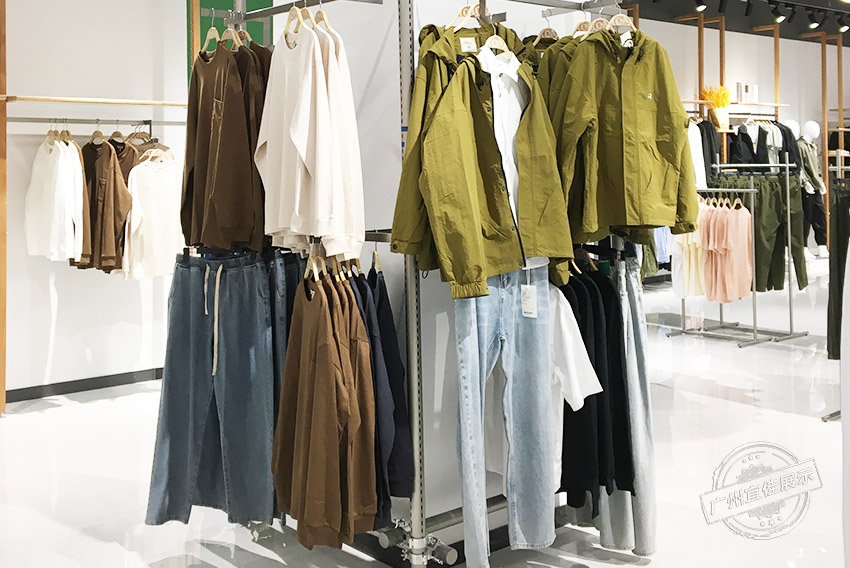 CA 服装展柜（佛山宝港奥莱专卖店）