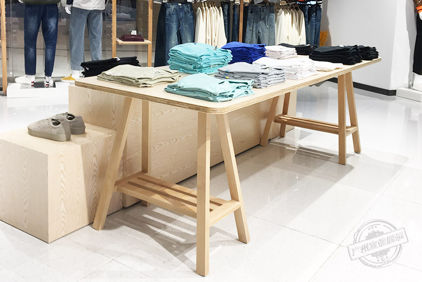 CA 服装展柜（佛山宝港奥莱专卖店）