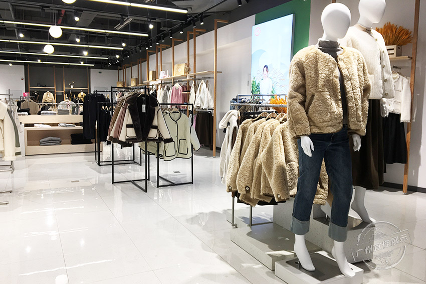 CA 服装展柜（佛山宝港奥莱专卖店）