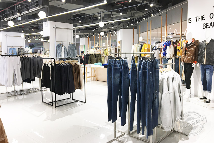CA 服装展柜（佛山宝港奥莱专卖店）
