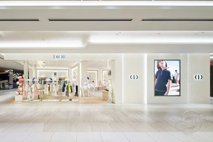 Baby Dior精品店 服装展柜