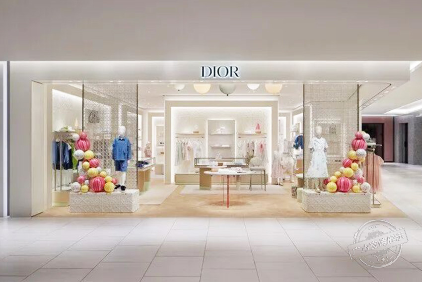 Baby Dior精品店 服装展柜