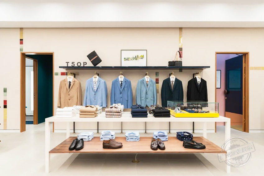 Paul Smith 服装展柜