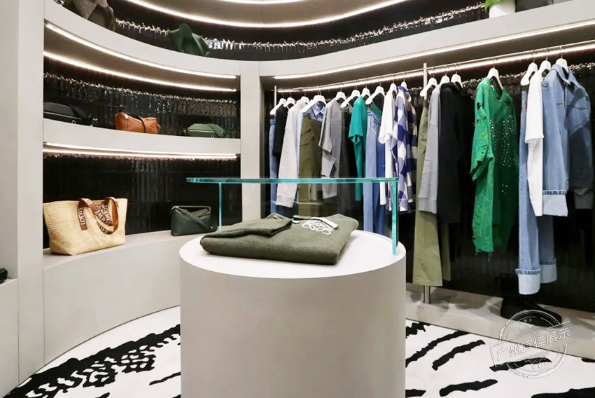 Loewe罗意威 服装展柜
