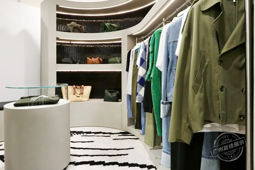 Loewe罗意威 服装展柜