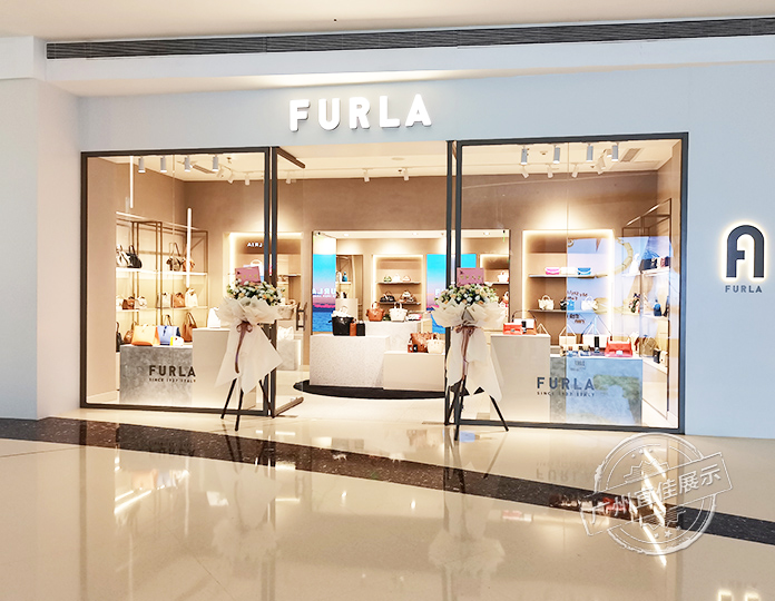 FURLA包包展示柜