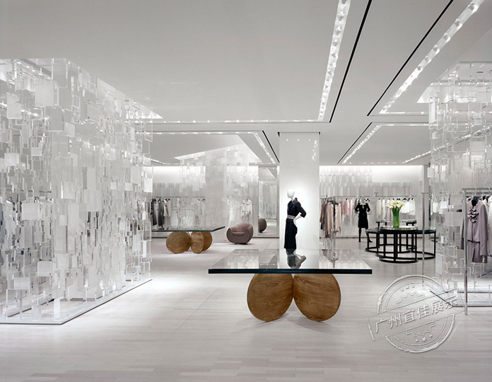 Holt-Renfrew 服装展柜