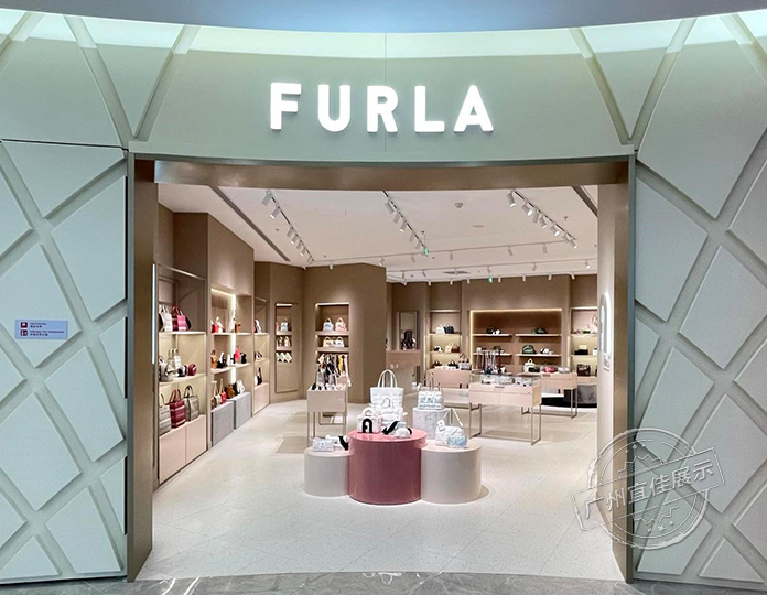 Furla 包包展柜（三亚免税店）