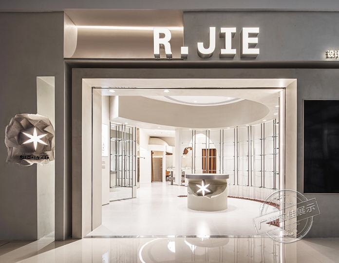 买手店R.JIE 服装展柜