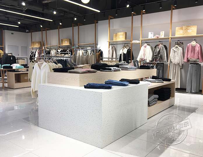 CA 服装展柜（佛山宝港奥莱专卖店）