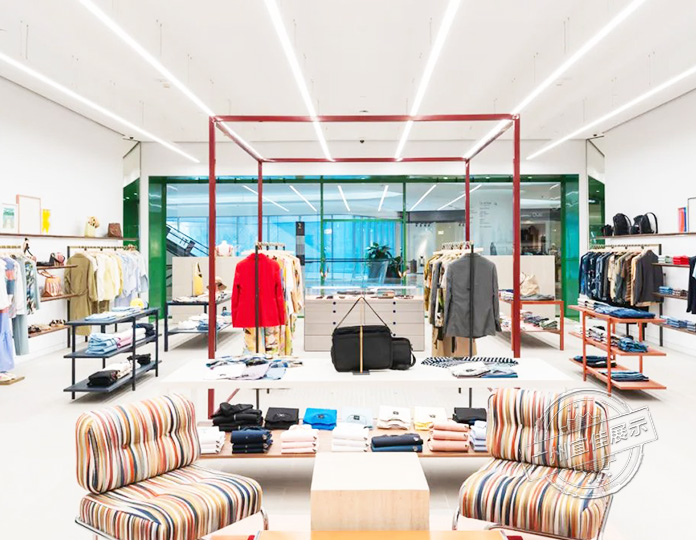 Paul Smith 服装展柜